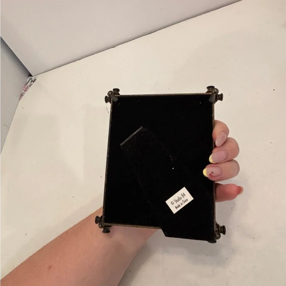 Metal picture frame decor